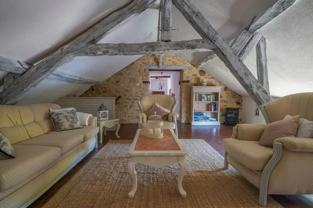 Salon mansardé avec canapé et fauteuils