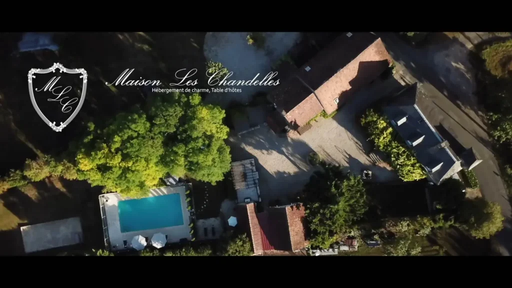 Vue aérienne du domaine et de sa piscine