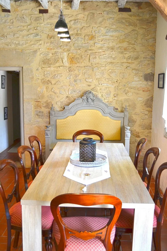 Salle à manger : grande table en bois et chaises anciennes