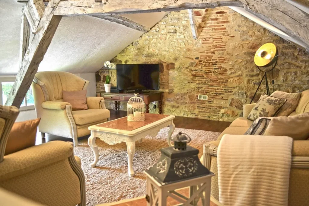 Le salon de La Chaumière et sa cheminée