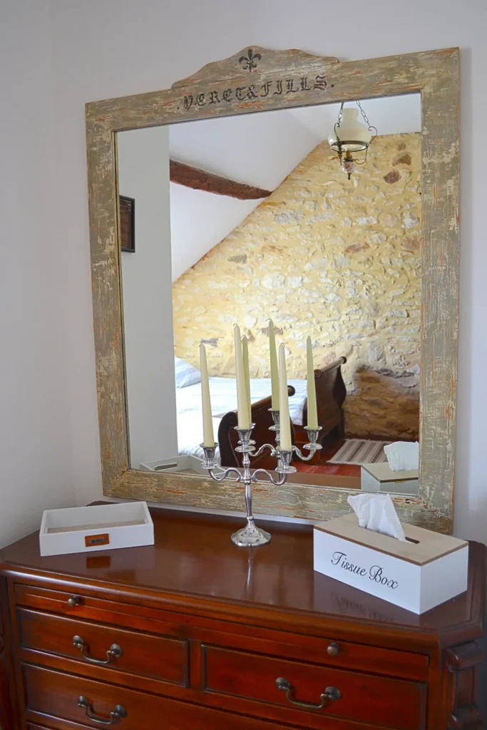 Chandelier devant un grand miroir ancien