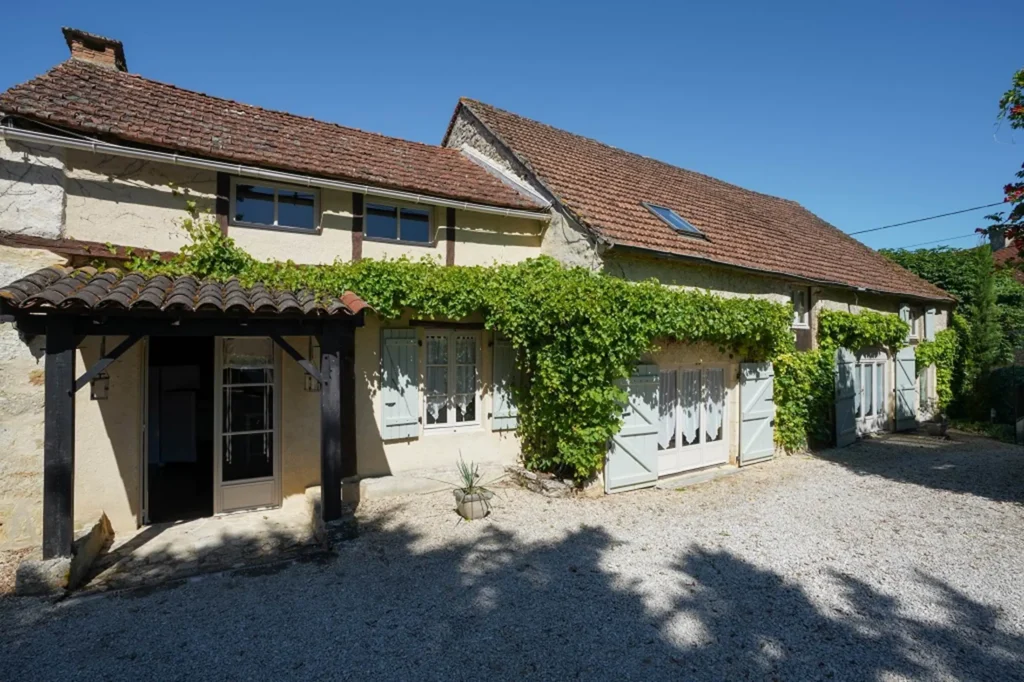 La longère en pierre et sa cour