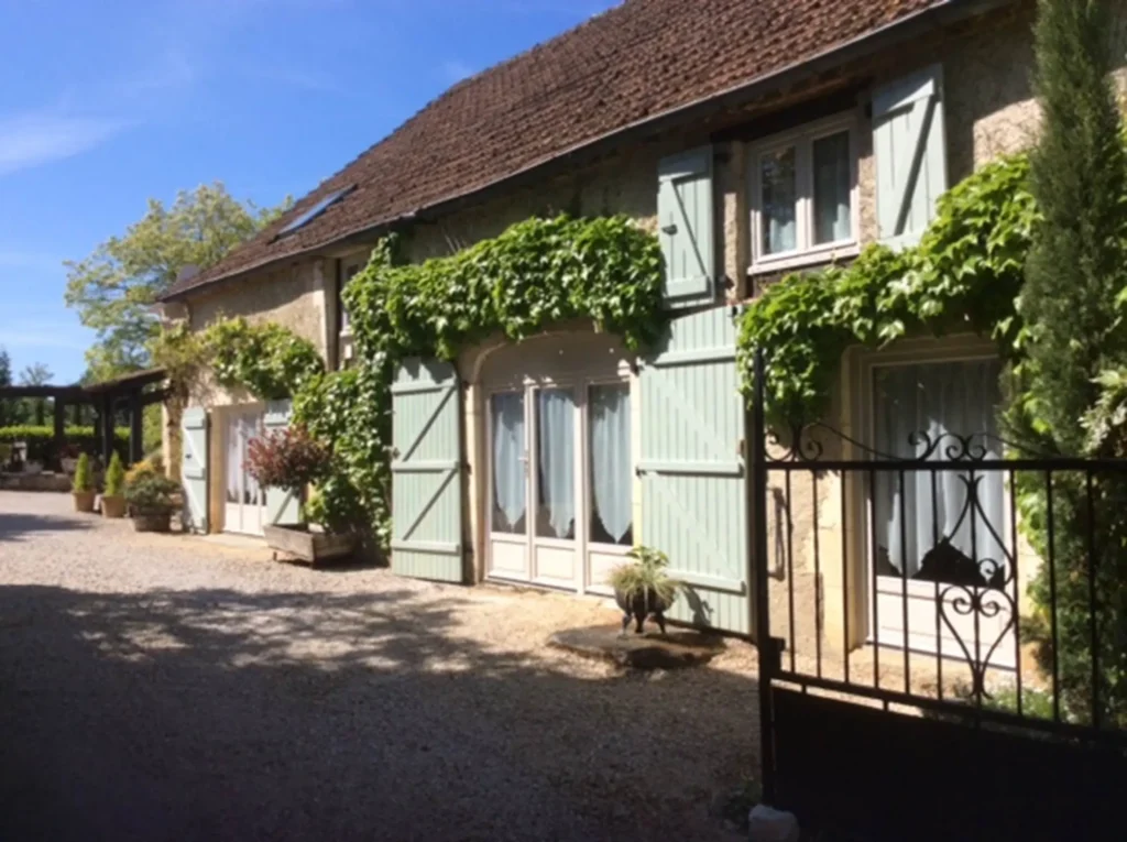 La façade en pierre des gîtes et ses volets