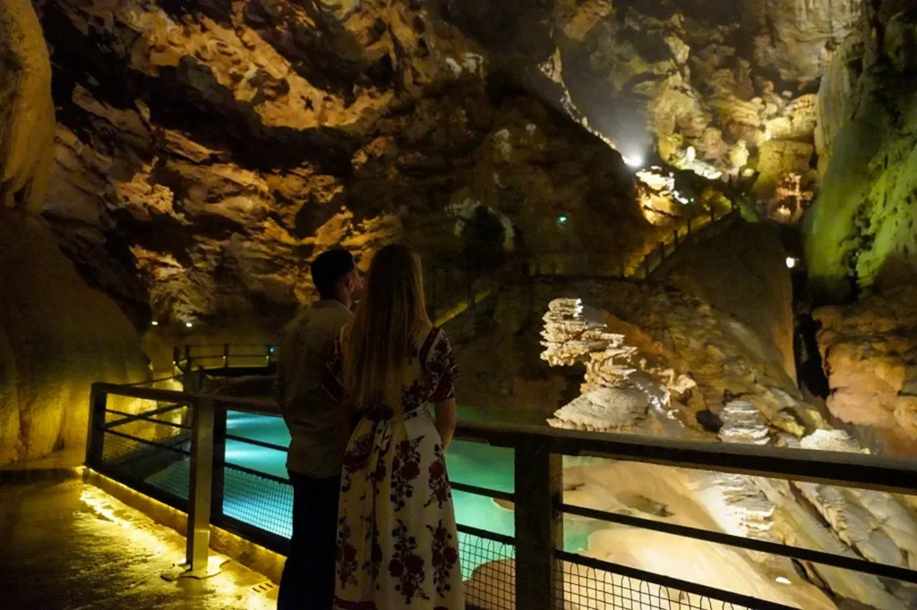 Concrétions dans une grotte préhistorique près de Loupiac