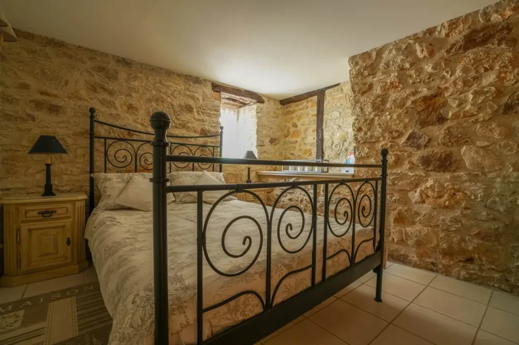 La chambre de la Suite et son lit en fer forgé