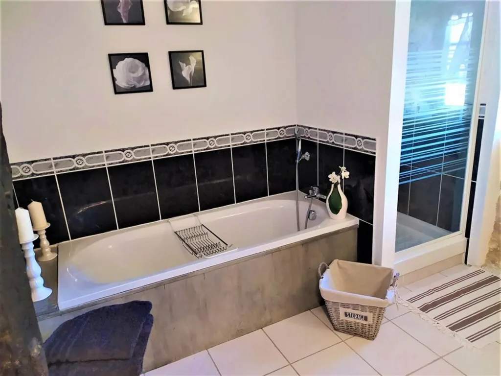 Bad mit Badewanne und Dusche