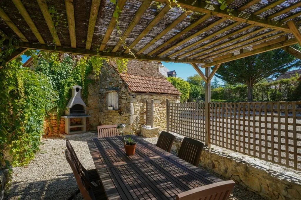 La grande table sous la pergola