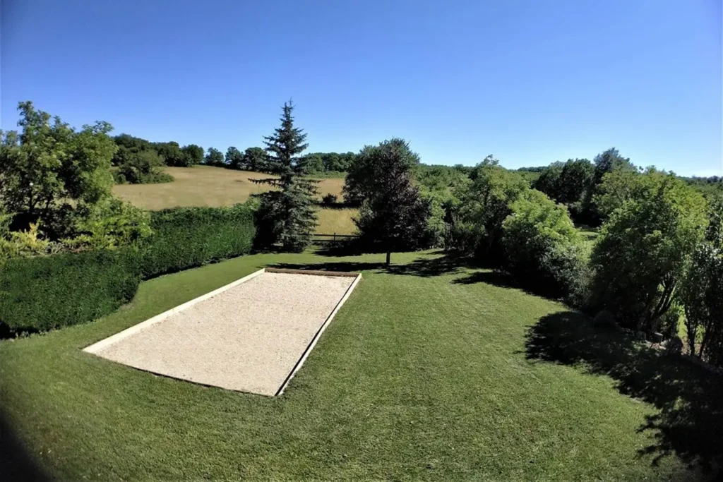 Le terrain de pétanque