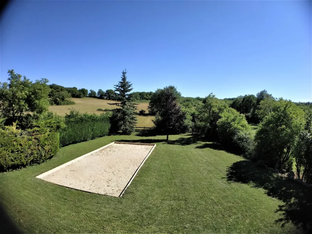 Le terrain de pétanque au milieu de la campagne